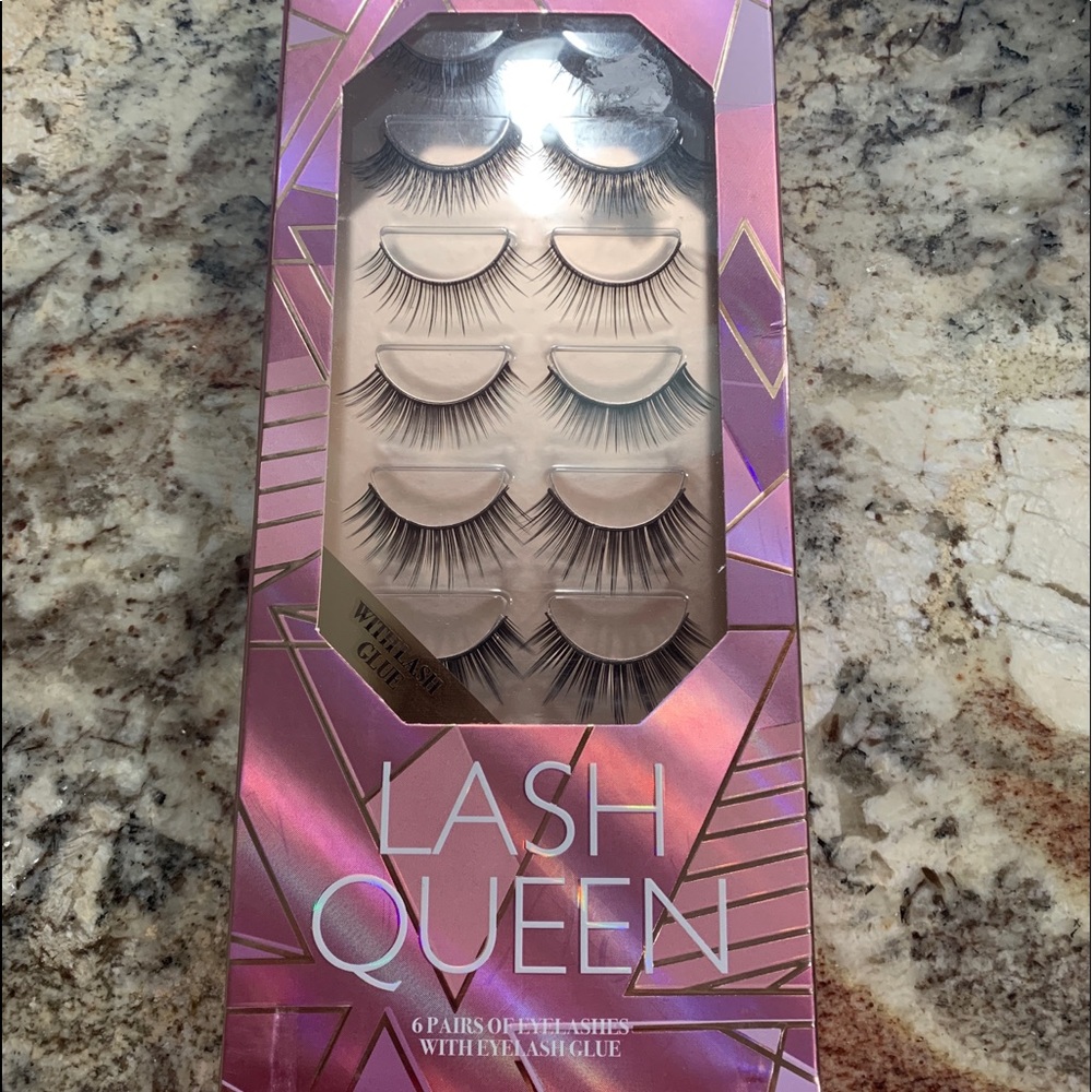 Fake eyelashes with glue